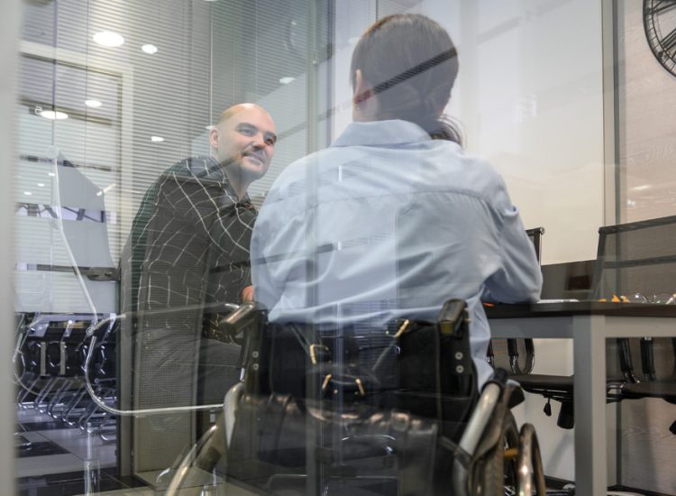 Localización de Cámaras y Micrófonos Ocultos en Oficinas y Despachos: Un Enfoque Integral