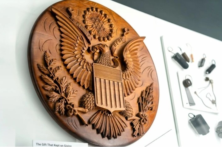 Como espiaron los rusos a los americanos con un simple escudo de madera